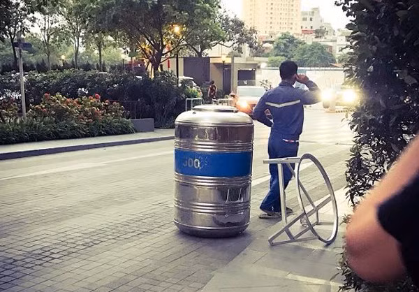 Tuy nhiên, do lượng nước có hạn nên ai cũng phải sử dụng tiết kiệm nhất có thể. Bên cạnh đó, để lấy được nước dùng, các hộ gia đình đều phải chuẩn bị xô chậu hay vật dụng có thể chứa nước, túc trực và chờ đợi xe chở nước. Cộng thêm việc phải xách nước từ dưới sảnh lên nhà, nhiều người tỏ ra bực bội, mất kiên nhẫn. Ảnh: Thời Đại.