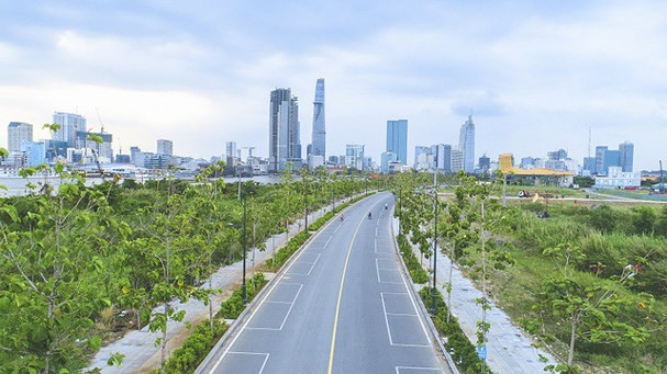 Tại tuyến đường ven sông Sài Gòn, ký hiệu R3 dài 3 km, mặt cắt ngang 28,1 m chạy dọc theo bờ sông Sài Gòn, hiện đoạn từ hầm Thủ Thiêm tới cầu Thủ Thiêm 2 vẫn chưa tiếp tục thi công. Ảnh: Website Công ty cổ phần Đầu tư Địa ốc Đại Quang Minh.