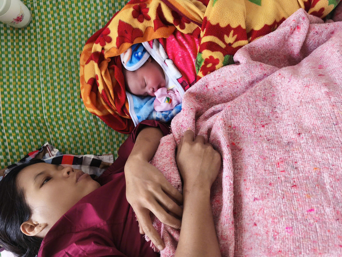 Sản phụ sinh con trên xe ô tô bộ đội biên phòng San phu sinh con tren xe o to bo doi bien phong