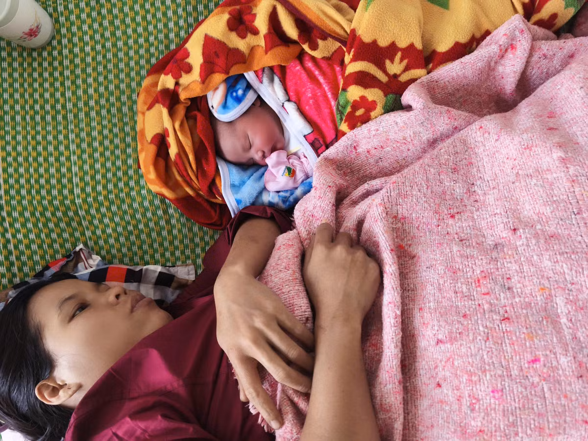 San phu sinh con tren xe o to bo doi bien phong