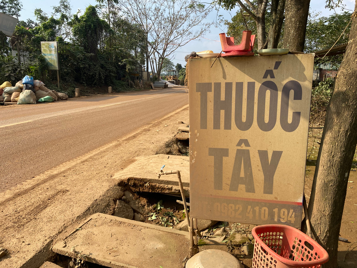 Tấm biển hiệu kinh doanh của người dân bị bụi phủ mờ