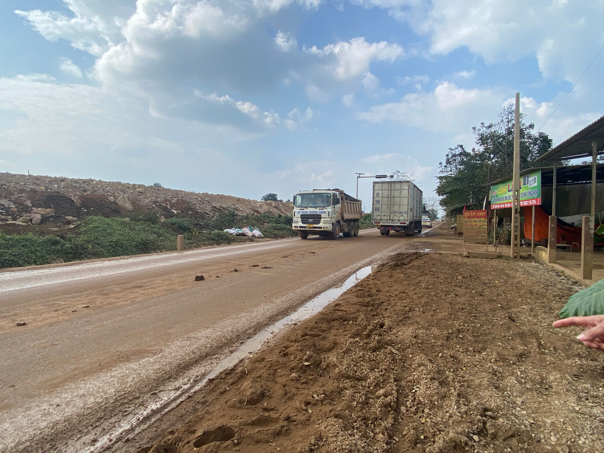 Một lượng lớn bùn đất ùn ứ trước cổng nhà dân ở thôn Xuân Hoà. Đây là tác nhân gây bụi bẩn vào mùa nắng, lầy lội vào mùa mưa.