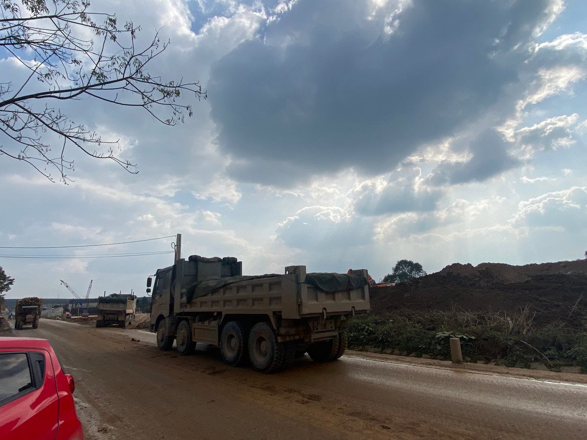 Theo người dân, các phương tiện chở vật liệu phục vụ thi công cao tốc là tác nhân chính gây bụi bẩn, ô nhiễm. Ông Nguyễn Văn Song, Chủ tịch UBND xã Gio An cho biết, thực trạng bụi bẩn ô nhiễm trên đã được cử tri ở thôn Xuân Hoà kiến nghị từ lâu và địa phương đã có văn bản gửi lên UBND huyện Gio Linh.