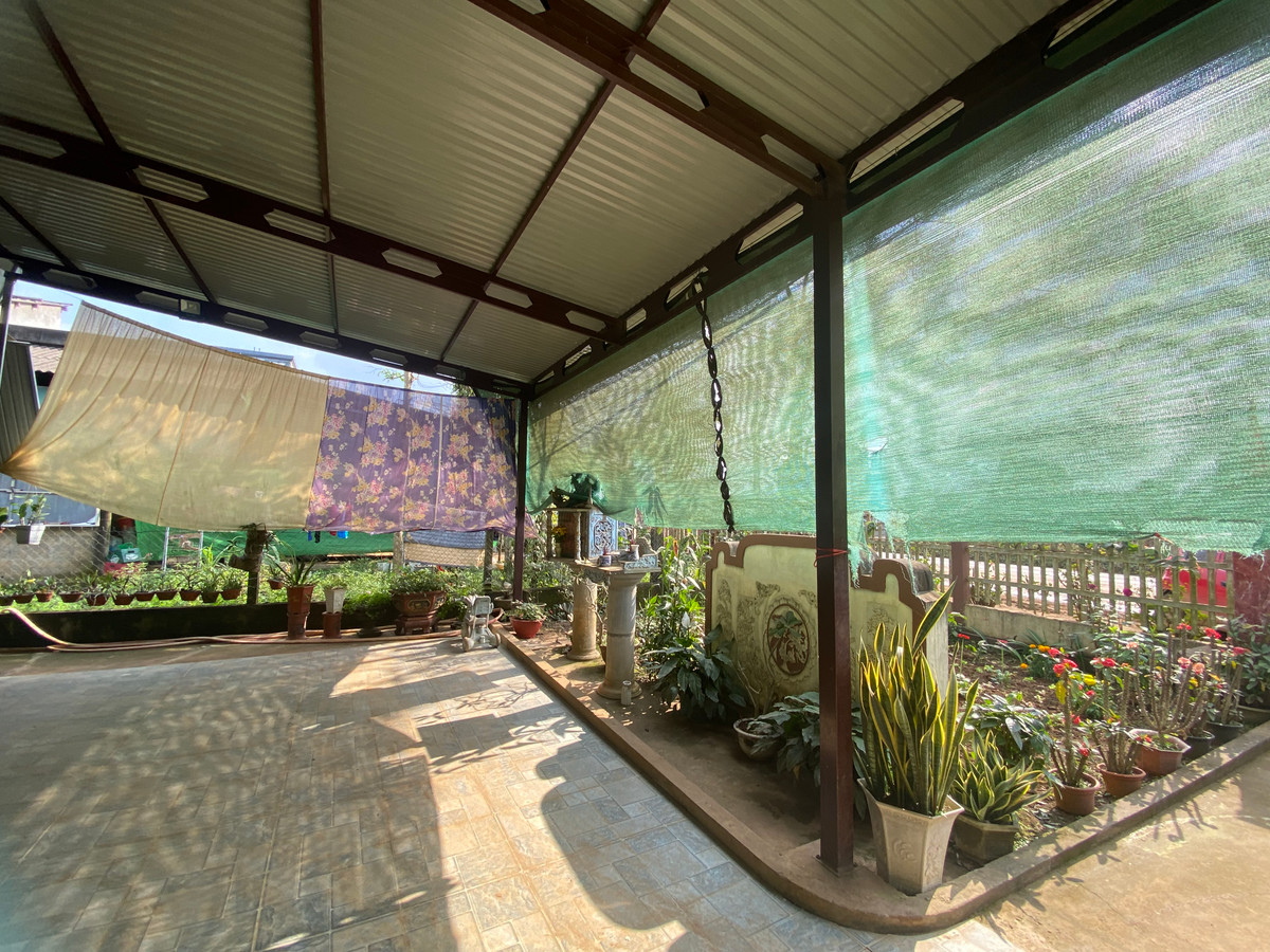 Người dân nơi đây phải vây kín rèm che để chống bụi.