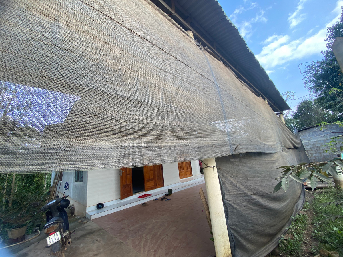 Tết Nguyên đán 2025 đang cận kề, nhưng vấn đề bụi bẩn đang là nỗi lo của các hộ dân ở thôn Xuân Hoà, xã Gio An.