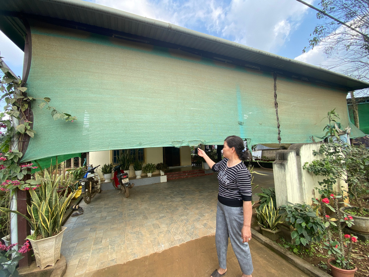 Chị Hoàng Thị Hải (thôn Xuân Hoà) cho biết, để chống bụi bẩn đã phải dùng tấm lưới che chắn, tuy nhiên chỉ có tác dụng vào mùa mưa, còn mùa nắng thì đành phải sống chung với bụi. Không chỉ gia đình chị Hải, mà các hộ dân dọc theo tuyến đường Hồ Chí Minh đoạn Cao tốc Vạn Ninh - Cam Lộ thi công đều phải sống chung cảnh bụi bẩn từ đầu năm 2024 tới nay.