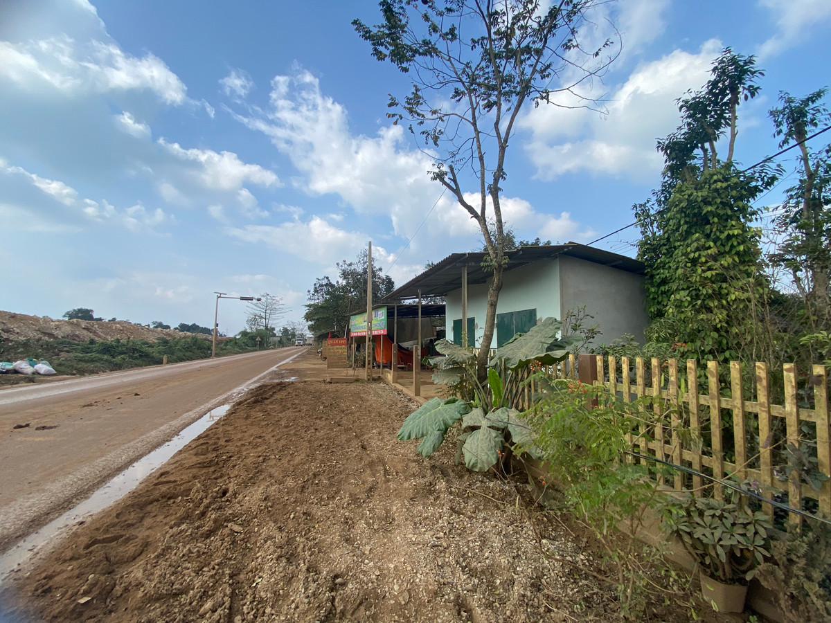  Cụ thể tại báo cáo tổng hợp ý kiến cử tri ngày 15/7/2024 của UBND xã Gio An nêu “Hiện nay trên tuyến cao tốc, các hộ dân ở gần hai bên đường bị ảnh hưởng do bụi đất, việc lu lèn làm rung lắc nhà ở, công trình nên xảy ra hiện tượng nứt nẻ và đổ ngói, người dân phải tự mua các vật dụng như bạt, tôn để che chắn nhà cửa hạn chế bị ảnh hưởng. Đề nghị phía nhà thầu đơn vị thi công thực hiện tốt về môi trường, có phương án hỗ trợ để đảm bảo quyền lợi cho người dân, đồng thời yêu cầu đơn vị thi công tiến hành khảo sát thực tế địa phương nơi công trình đang thi công”.