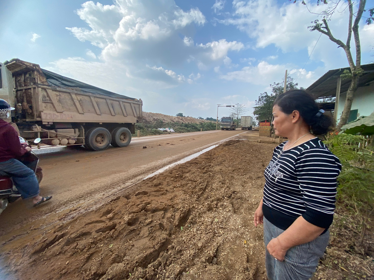 Theo phản ánh của người dân sống dọc tuyến đường Cao tốc Vạn Ninh - Cam Lộ đoạn qua thôn Xuân Hoà, xã Gio An, huyện Gio Linh, thời gian qua họ đã phải sống trong cảnh ô nhiễm bởi bụi bẩn trong quá trình thi công. Theo đó, mùa nắng thì bụi bẩn, mùa mưa thì bùn lầy lội khiến sinh hoạt bị ảnh hưởng. Đặc biệt là dịp cận Tết, ai cũng mong muốn nhà cửa sạch sẽ để đón năm mới 2025.