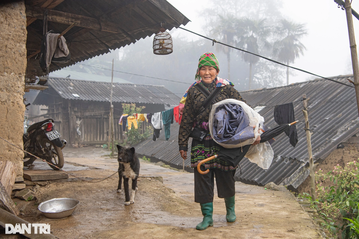 Thôn Ngải Thầu Thượng có tổng cộng hơn 90 hộ dân, phần lớn là đồng bào người Mông sinh sống. Với độ cao so với mực nước biển lên tới 2.300m, quanh năm nơi đây mây mù bao phủ, nhiệt độ thường xuyên xuống thấp dưới 0 độ C đã trở nên quen thuộc với cuộc sống của người dân nơi đây.