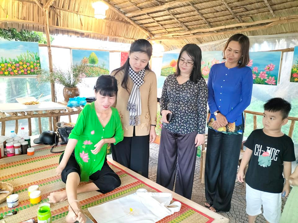 Huynh Thi Xam: Nghi luc cua nu hoa si ve tranh bang chan-Hinh-8