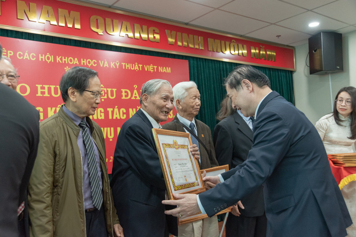 71 dang vien duoc Dang uy Lien hiep Hoi Viet Nam trao huy hieu Dang