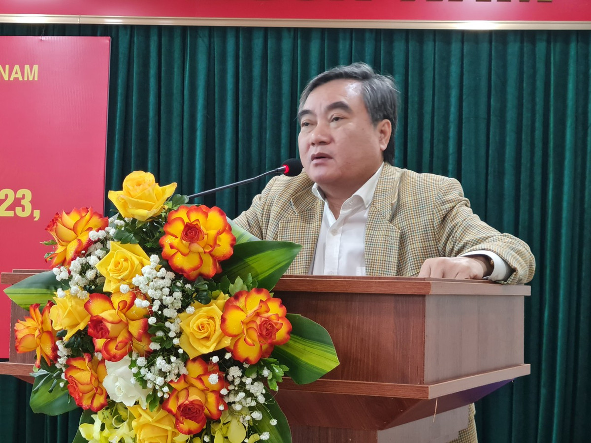 71 dang vien duoc Dang uy Lien hiep Hoi Viet Nam trao huy hieu Dang-Hinh-2