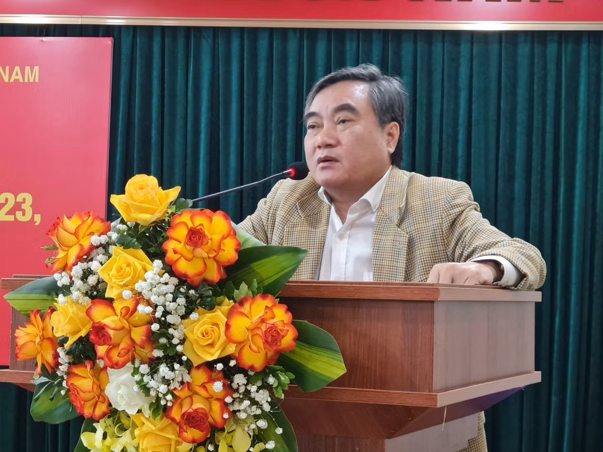 71 dang vien duoc Dang uy Lien hiep Hoi Viet Nam trao huy hieu Dang-Hinh-2