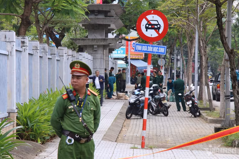 Nguoi la dat chiec hop truoc cong roi bo chay, truong hoc phai phong toa