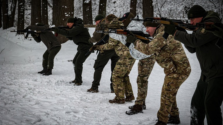 Ten lua Kinzhal tap kich co so phuc hop cong nghiep quan su, 21 UAV roi