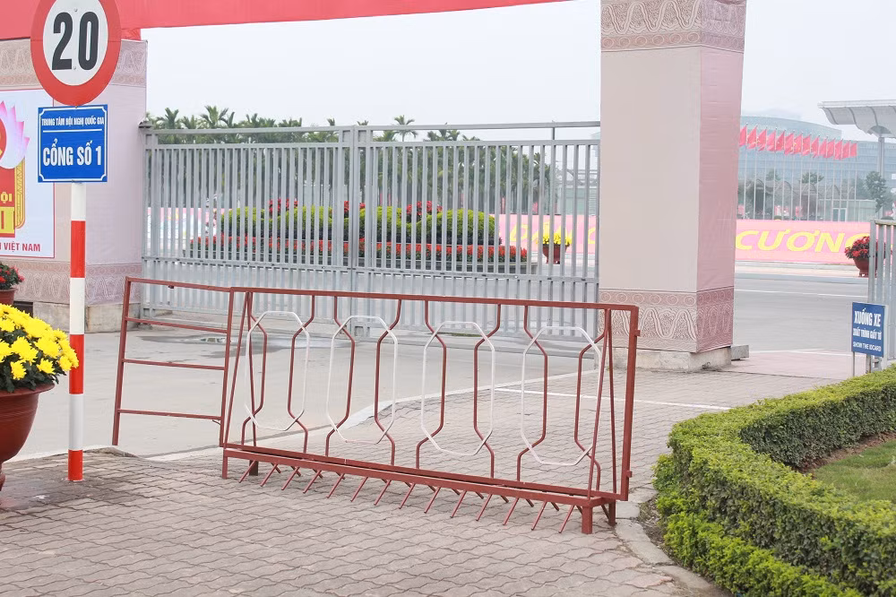 Tại khu vực cổng số 1 của Trung tâm Trung tâm Hội nghị Quốc gia được đặt một hàng rào sắt đằng trước cổng ra vào, phía trên vỉa hè.