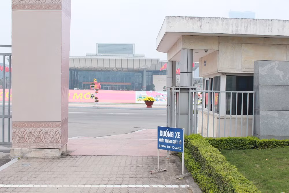 Tất cả những người muốn vào trong đều phải xuống xe, xuất trình giấy tờ.