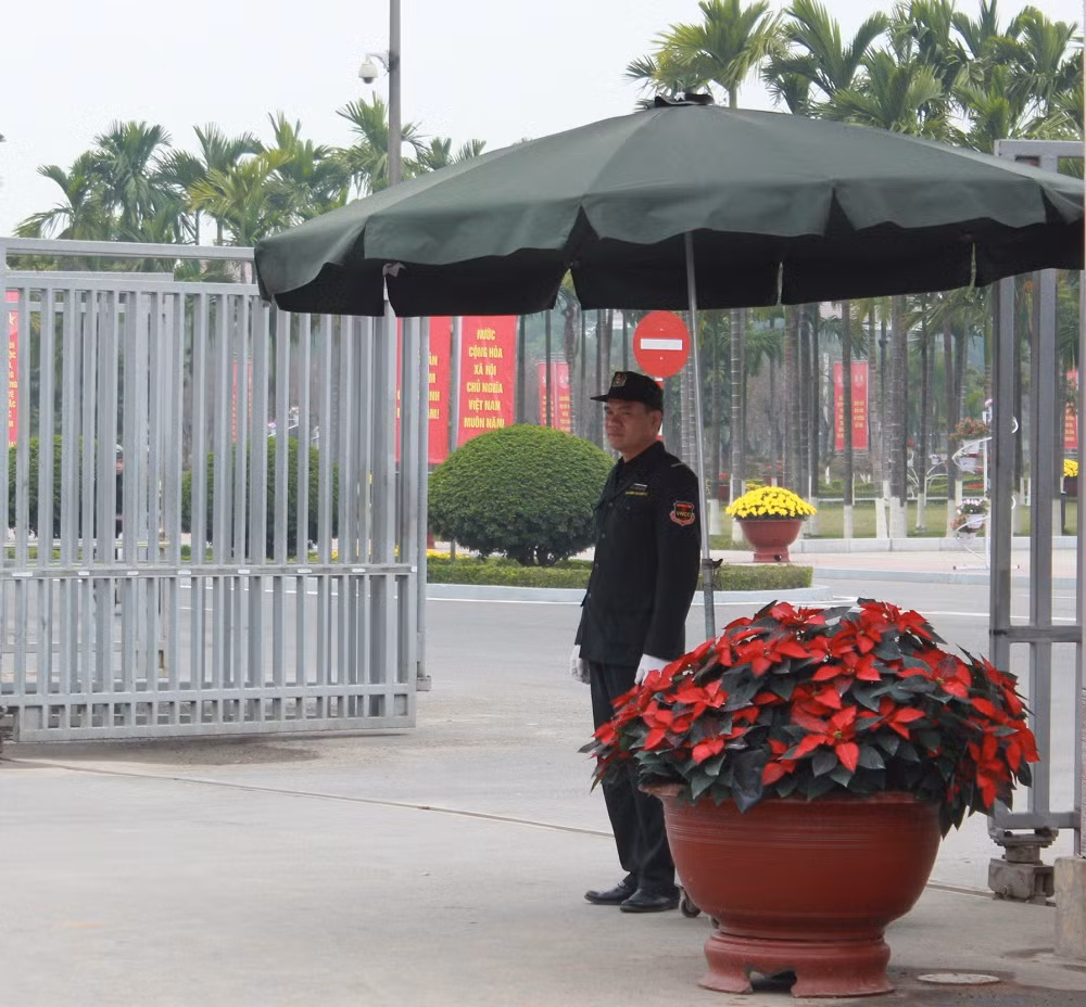 Tại các cổng ra vào của Trung tâm Hội nghị Quốc gia đều có lực lượng an ninh đứng canh gác nghiêm ngặt.