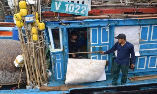 Tau vo thep Trung Quoc tong thang vao tau ca Viet Nam