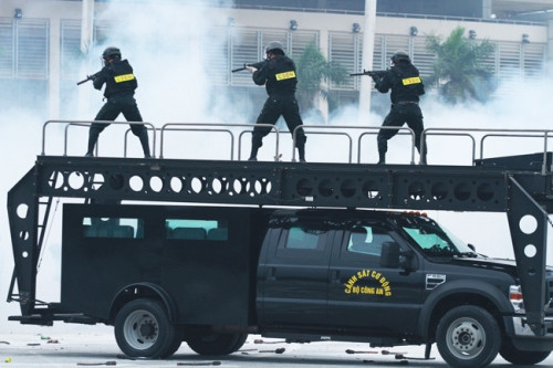 10. Dàn trực thăng, xe chuyên dụng xuất quân bảo vệ Đại hội Đảng Sáng ngày 9/1, tại Mỹ Đình (Hà Nội), hàng chục xe chuyên dụng chống khủng bố, 3 trực thăng cùng hơn 5.000 chiến sĩ xuất quân bảo vệ Đại hội Đảng toàn quốc lần thứ 12. Lễ xuất quân có 125 ô tô, mô tô đặc chủng và trực thăng cùng khoảng 100 ô tô chở quân của nhiều đơn vị vũ trang tham gia như xe Mitsubishi chỉ huy thông tin, xe phá sóng, xe chỉ huy hóa trang Lexus 570, xe bọc thép chống đạn Hummer H2 Lux, xe S5 bọc thép; xe thiết giáp bánh hơi chống đạn;...