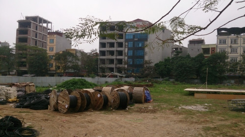 6. Chủ tịch HĐQT Trường Lômônôxốp thẳng tay chém người Thông tin từ cán bộ CA quận Nam Từ Liêm (Hà Nội) cho biết, khoảng 14h30 ngày 7/1, ông Nguyễn Vinh Tâm - Chủ tịch HĐQT Trường Tiểu học Lômônôxốp đã chỉ đạo một nhóm công nhân phá rào, dựng công trình lều bạt, sân khấu trái phép tại ô đất ký hiệu TH thuộc KĐTM Mễ Trì Hạ, quận Nam Từ Liêm, thành phố Hà Nội và xảy ra xô xát với bảo vệ Cty Tu Tạo. Bị nhóm người xô đẩy, ông Tâm vớ được con dao tấn công lại khiến một nhân viên bảo vệ công ty Tu Tạo bị thương.