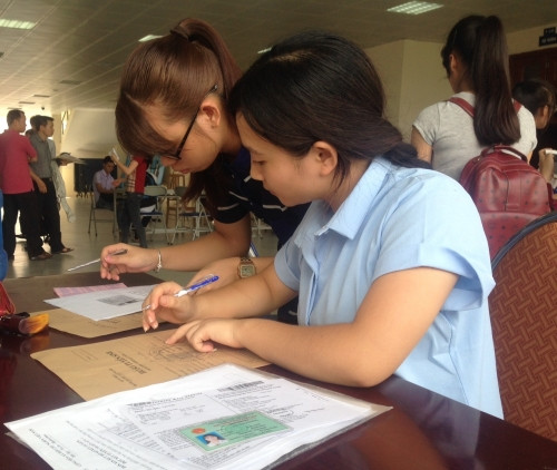 4. Hơn 4.000 thí sinh bắt đầu thi học sinh giỏi THPT quốc gia Sáng 6/1, hơn 4.400 thí sinh bắt đầu bước vào kỳ thi chọn học sinh giỏi quốc gia trung học phổ thông năm 2016. Năm nay, kỳ thi diễn ra trong ba ngày 6, 7 và 8/1/2016. Kỳ thi học sinh giỏi quốc gia năm 2016 sẽ tiếp tục tổ chức thi nói (độc thoại) của thí sinh đối với các môn Ngoại ngữ và thi thực hành đối với các môn Vật lý, Hóa học, Sinh học. Thời gian làm bài thi nói của mỗi thí sinh là 10 phút; trong đó 5 phút chuẩn bị, 5 phút tiếp theo trả lời và ghi âm.