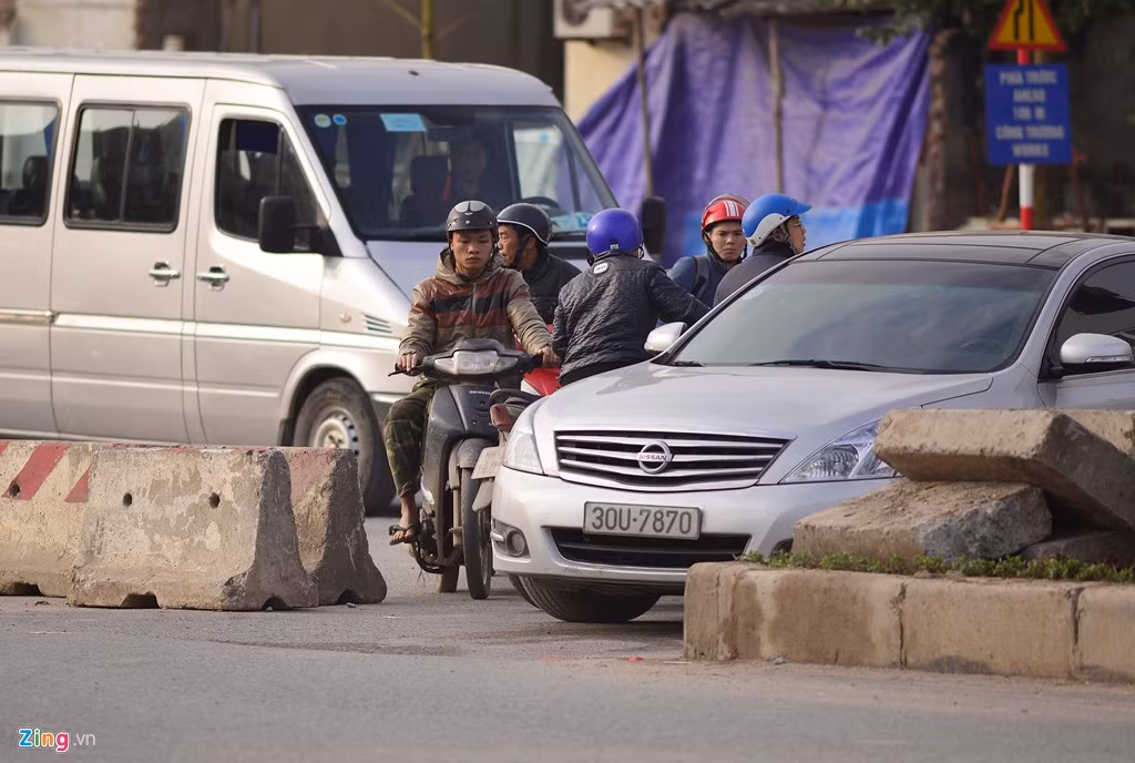 Nhiều ôtô đi ngược chiều và quay đầu không đúng lối rẽ trên đường vành đai 2.