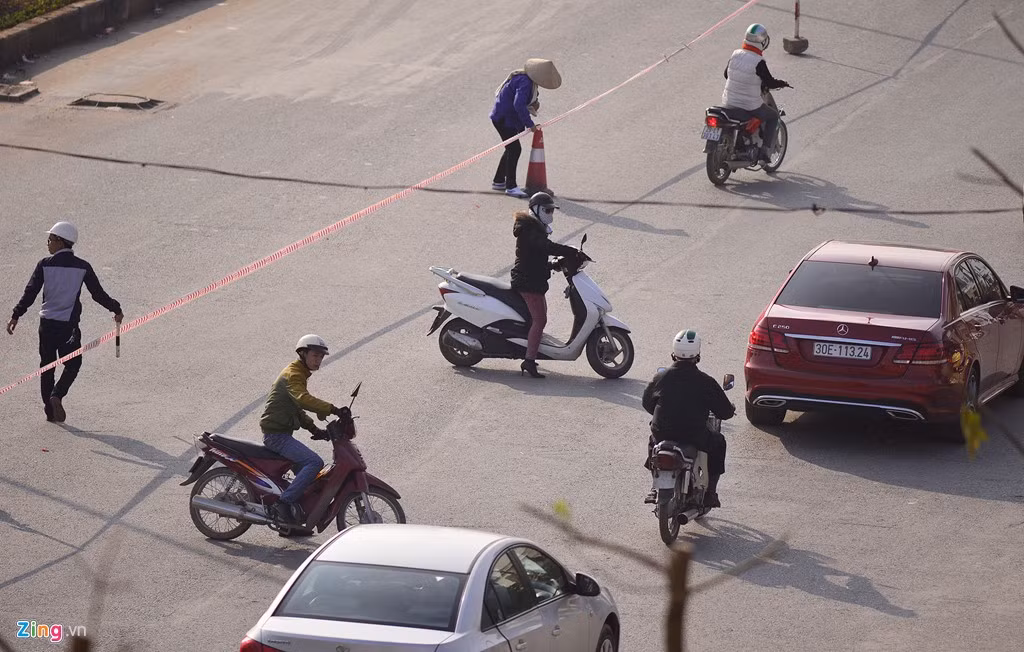 Nhiều người đành quay đầu để đi lại theo đường cũ.