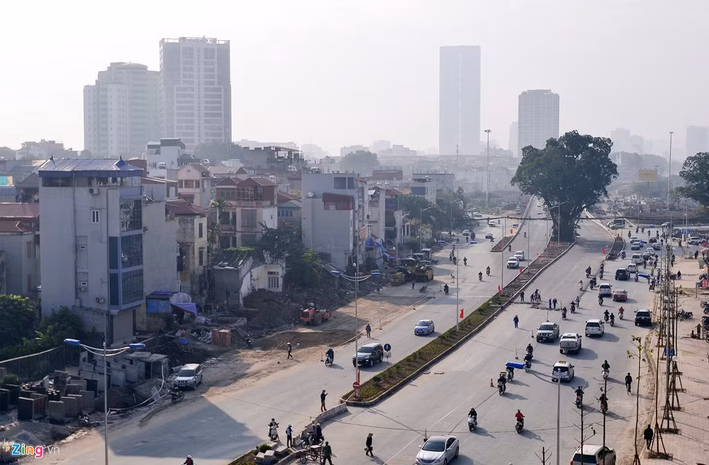 Tuy nhiên, sáng 18/1, tình trạng giao thông trên tuyến đường nghìn tỷ mới thông xe này rất lộn xộn. Nhất là đoạn đoạn xung quanh cầu vượt Hoàng Quốc Việt.