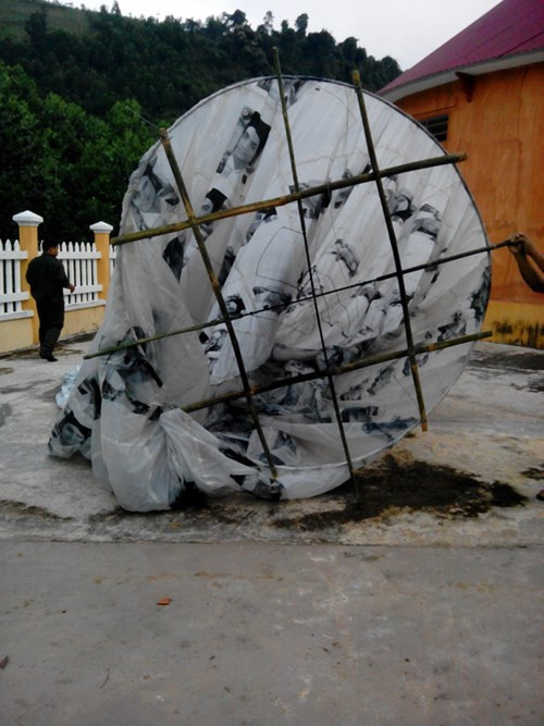 6. Vật thể lạ có chữ Trung Quốc rơi ở Quảng Nam Liên quan đến vật thể lạ hình cầu, màu xám, chất liệu bằng nilon không thấm nước rơi ở Quảng Nam, Trưa ngày 12/1, Thượng tá A Lăng Mứ, Chỉ huy trưởng Ban Chỉ huy quân sự huyện Đông Giang cho biết, đây chỉ là ột dạng khí cầu bình thường người ta hay đốt lửa thả lên trời dùng để cầu nguyện. Ở Việt Nam hay gọi là đèn trời. Vật thể này không có gì nguy hiểm. Các chữ Hán trên vật thể khá mờ nhạt, thiếu nét vì vậy không đọc được nội dung.