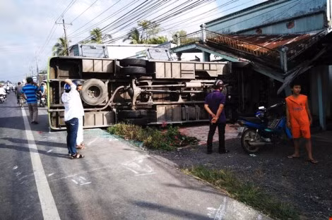 3. 30 người thương vong khi trên đường đi ăn hỏi Khoảng 0h ngày 10/1, ô tô khách BKS 83B – 00062, do tài xế Đỗ Tấn Phú (ngụ huyện Mỹ Tú, tỉnh Sóc Trăng) điều khiển chở theo 29 người, do gia đình ông Lê Văn Tua (56 tuổi, ngụ ấp Đông Hải, xã Đại Hải, huyện Kế Sách, Sóc Trăng) thuê đi dự đám hỏi con trai tại TP.HCM. Khi chiếc xe lưu thông trên QL1A, đoạn thuộc địa phận ấp Trường Khánh 2, thuộc xã Long Thạnh, Phụng Hiệp, Hậu Giang, thì bất ngờ đâm phải một người đi bộ băng qua đường. Cú đâm khiến ông Trần Văn Thôn (40 tuổi, ngụ ấp Phụng Sơn, xã Tân Long, huyện Phụng Hiệp) chết tại chỗ. Đồng thời chiếc xe khách tiếp tục đâm vào nhà dân và lật nhào ngang, làm 29 người trên xe bị thương.