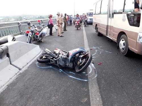 9 Xe máy va xe tải, thanh niên chết thảm trên cầu Rạch Miễu Khoảng 6h30 ngày 16/1, một nam thanh niên điều khiển mô tô BKS 72K1-19963 lưu thông theo hướng từ Bến Tre về Tiền Giang. Khi lưu thông trên cầu Rạch Miễu, chiếc xe này đã va chạm với ô tô tải BKS 29C-52745 do anh Trần Đình V., (SN 1971, ngụ quận Bình Tân, TP.HCM) điều khiển, lưu thông hướng ngược lại. Sau cú va chạm, người điều khiển xe máy ngã xuống đường và bị xe tải cán qua người, tử vong tại chỗ.