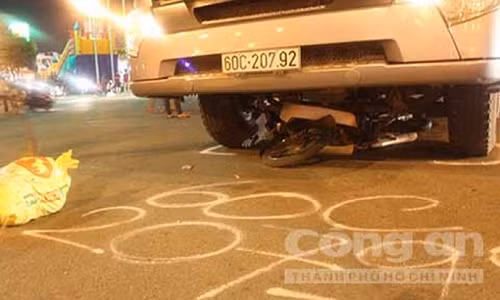 4. Container tông xe máy, 1 người đàn ông tử vong Khoảng 20h ngày 11/1 tại ngã tư 4 Vũng Tàu (P. Long Bình Tân, TP. Biên Hòa, Đồng Nai), anh Phạm Văn Vinh (SN 1977, Thanh Hóa) điều khiển xe máy BKS 60H2 – 6854 trên QL51 theo hướng từ Vũng Tàu về TP. Biên Hòa. Khi tới ngã 4 nói trên, anh Vinh bị container BKS 60C – 207.92 do Lê Bảo Chánh (SN 1984, An Giang) điều khiển cùng chiều đâm phải. Hậu quả, anh Vinh và xe máy bị container cuốn vào gầm. Nạn nhân tử vong trên đường đi cấp cứu.