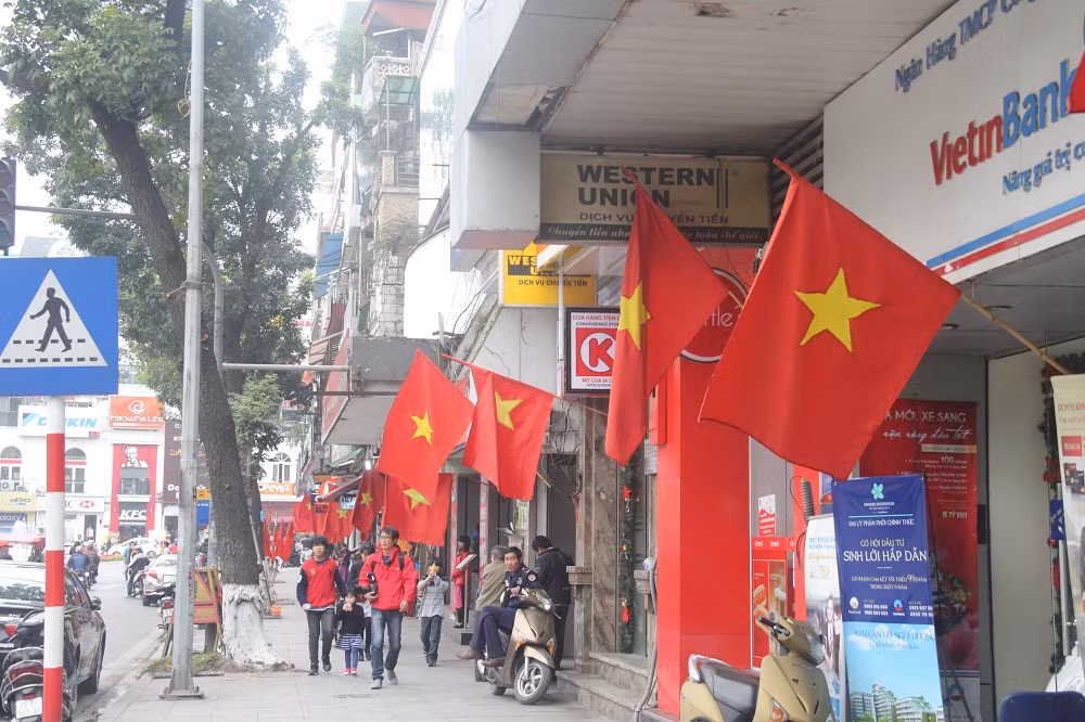 Người người nhà nhà, khắp nơi treo cờ tổ quốc chào mừng ĐH Đảng lần thứ XII.