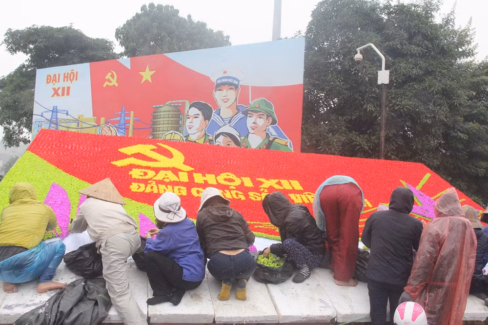 Tại vòng xoay trước Trung tâm Hội nghị Quốc gia.