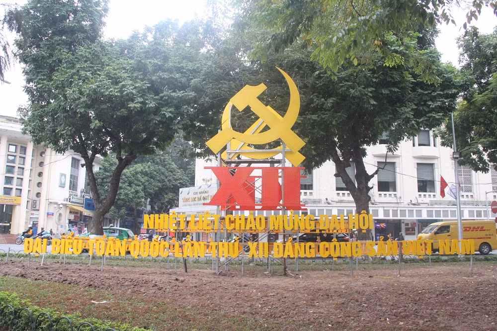 Ha Noi trang hoang ruc sang mung DH Dang lan thu XII