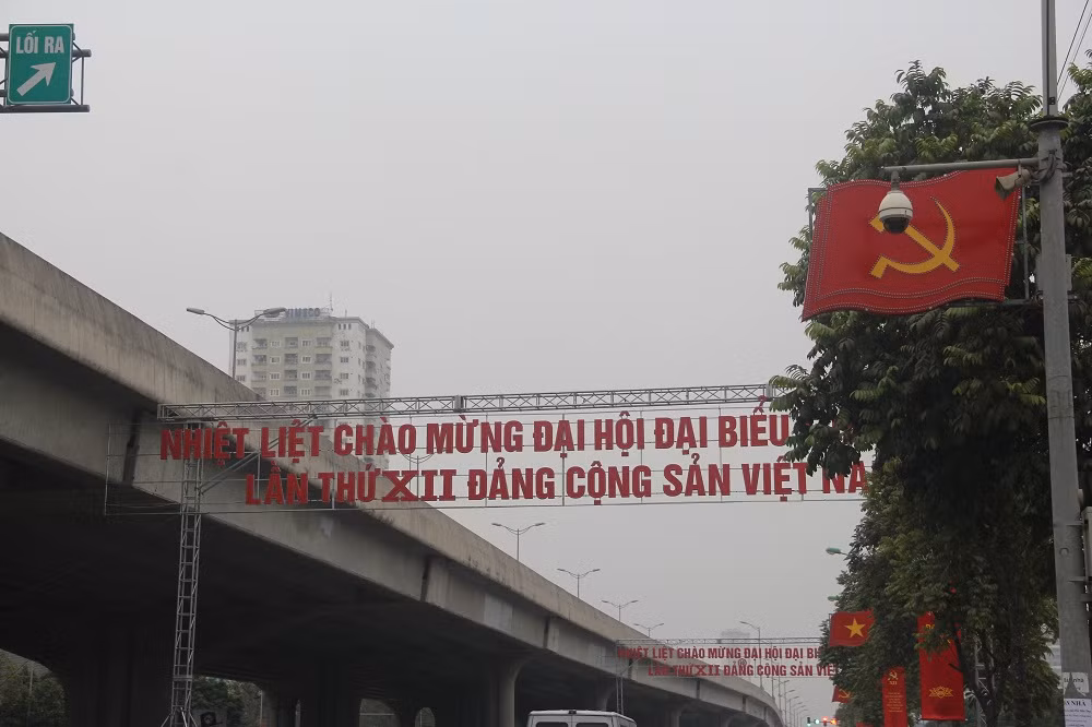 Các dòng chữ "Nhiệt liệt chào mừng Đại hội Đại biểu lần thứ XII Đảng Cộng sản Việt Nam" đã được dựng chắc chắn.