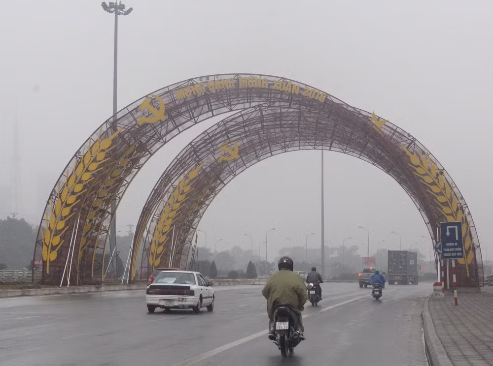 Cổng chào trên đại lộ Thăng Long.