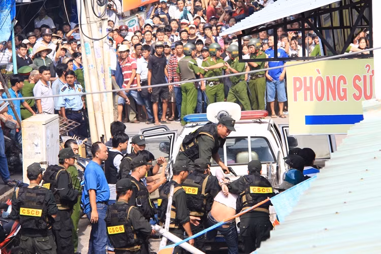 Nghet tho giai cuu nguoi phu nu bi chong khong che hon 14 gio