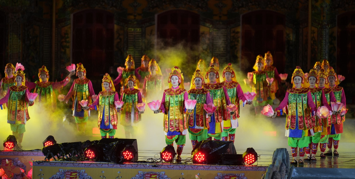 Lung linh đêm khai mạc Tuần lễ Festival Nghệ thuật Quốc tế Huế 2024 - Hình 3 Lung linh dem khai mac Tuan le Festival Nghe thuat Quoc te Hue 2024-Hinh-3