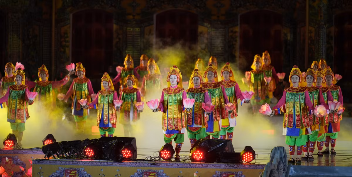 Lung linh đêm khai mạc Tuần lễ Festival Nghệ thuật Quốc tế Huế 2024 - Hình 3 Lung linh dem khai mac Tuan le Festival Nghe thuat Quoc te Hue 2024-Hinh-3
