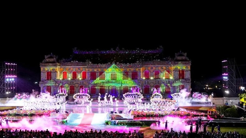 Lung linh đêm khai mạc Tuần lễ Festival Nghệ thuật Quốc tế Huế 2024 - Hình 4 Lung linh dem khai mac Tuan le Festival Nghe thuat Quoc te Hue 2024-Hinh-4