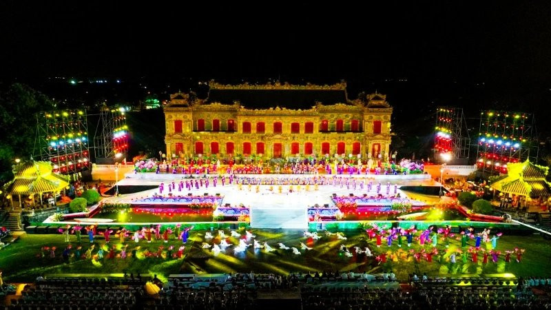 Lung linh đêm khai mạc Tuần lễ Festival Nghệ thuật Quốc tế Huế 2024 - Hình 2 Lung linh dem khai mac Tuan le Festival Nghe thuat Quoc te Hue 2024-Hinh-2