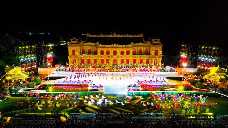 Lung linh đêm khai mạc Tuần lễ Festival Nghệ thuật Quốc tế Huế 2024 - Hình 2 Lung linh dem khai mac Tuan le Festival Nghe thuat Quoc te Hue 2024-Hinh-2