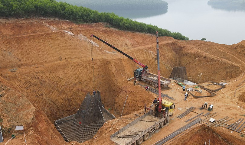 Phần lớn móng cột đường dây 500 kV mạch 3 qua Hà Tĩnh nằm ở khu vực đồi núi nên trong quá trình thi công gặp rất nhiều khó khăn. 