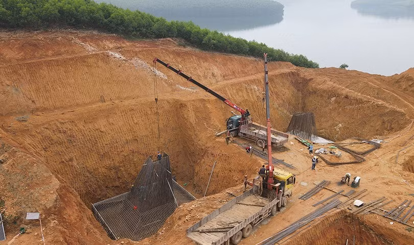 Phần lớn móng cột đường dây 500 kV mạch 3 qua Hà Tĩnh nằm ở khu vực đồi núi nên trong quá trình thi công gặp rất nhiều khó khăn. 