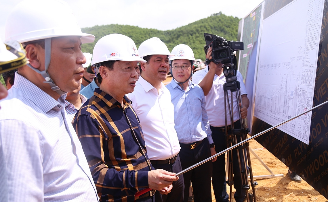 Chính phủ yêu cầu Bộ Công Thương và Tập đoàn Điện lực Việt Nam phải hoàn thành dự án đường dây 500 kV mạch 3 trước ngày 30/6 để kịp đóng điện, đưa vào vận hành… 