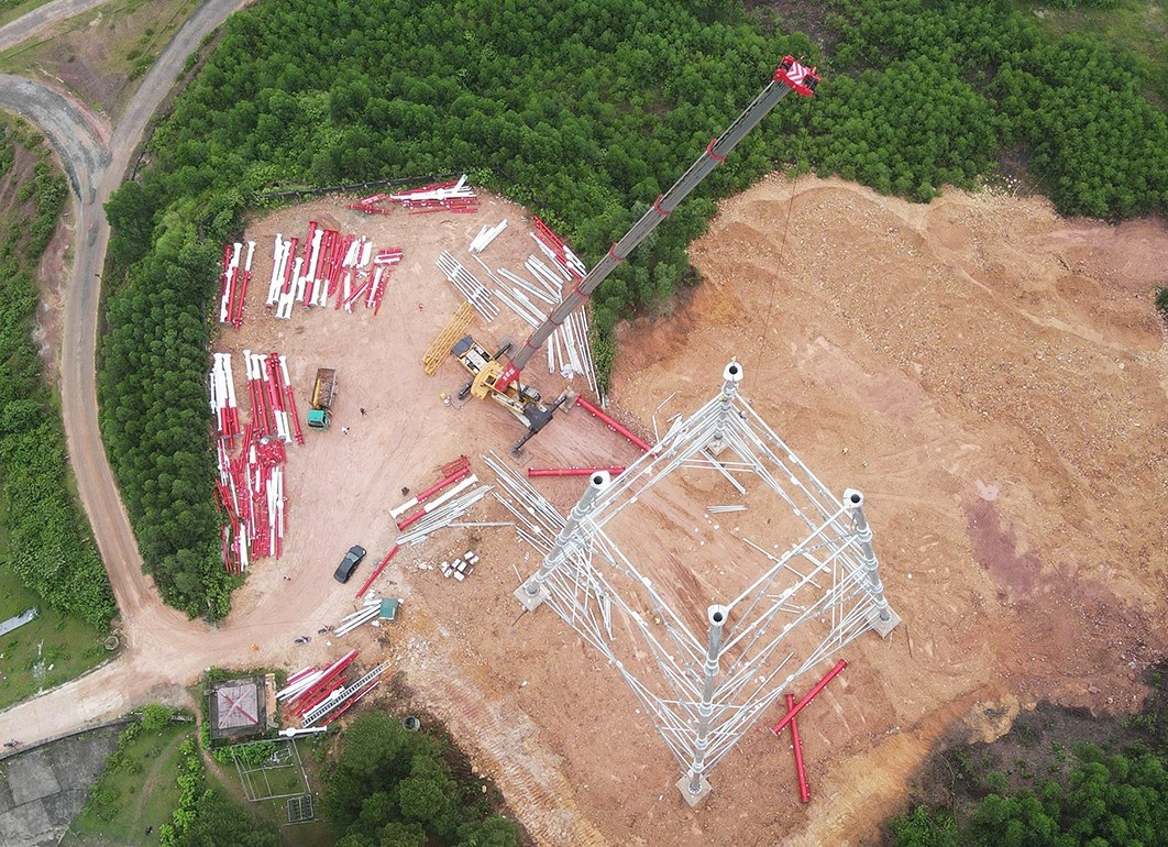 Toàn tuyến có 3 vị trí cột cao 145m (thuộc địa phận xã Cẩm Mỹ và xã Cẩm Thạch, huyện Cẩm Xuyên) được dựng từ các cột ống - công nghệ lần đầu tiên được sử dụng tại dự án đường dây 500 kV mạch 3. 