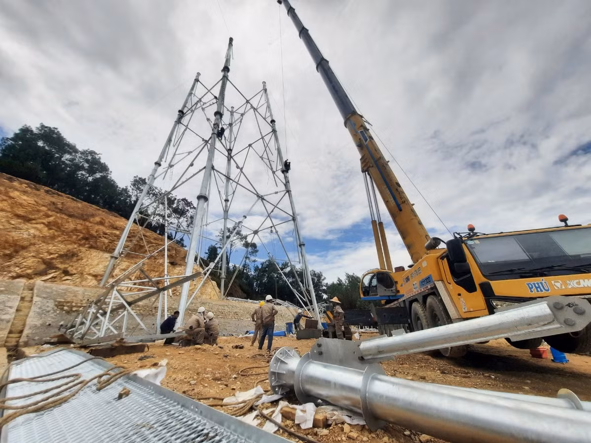 Ông Bùi Xuân Thái - Ban QLDA Các công trình điện miền Trung (Công ty Truyền tải Điện Quốc gia - chủ đầu tư dự án) cho biết: “Xác định đường dây 500kV mạch 3 là dự án trọng điểm Quốc gia, có vai trò quan trọng trong đảm bảo an ninh năng lượng cho đất nước, chúng tôi đã yêu cầu nhà thầu, đơn vị giám sát, đơn vị cung cấp thiết bị, vật tư cùng cố gắng, nỗ lực tối đa, chung sức, đồng lòng đưa dự án hoàn thành đúng tiến độ theo yêu cầu của Chính phủ”. 