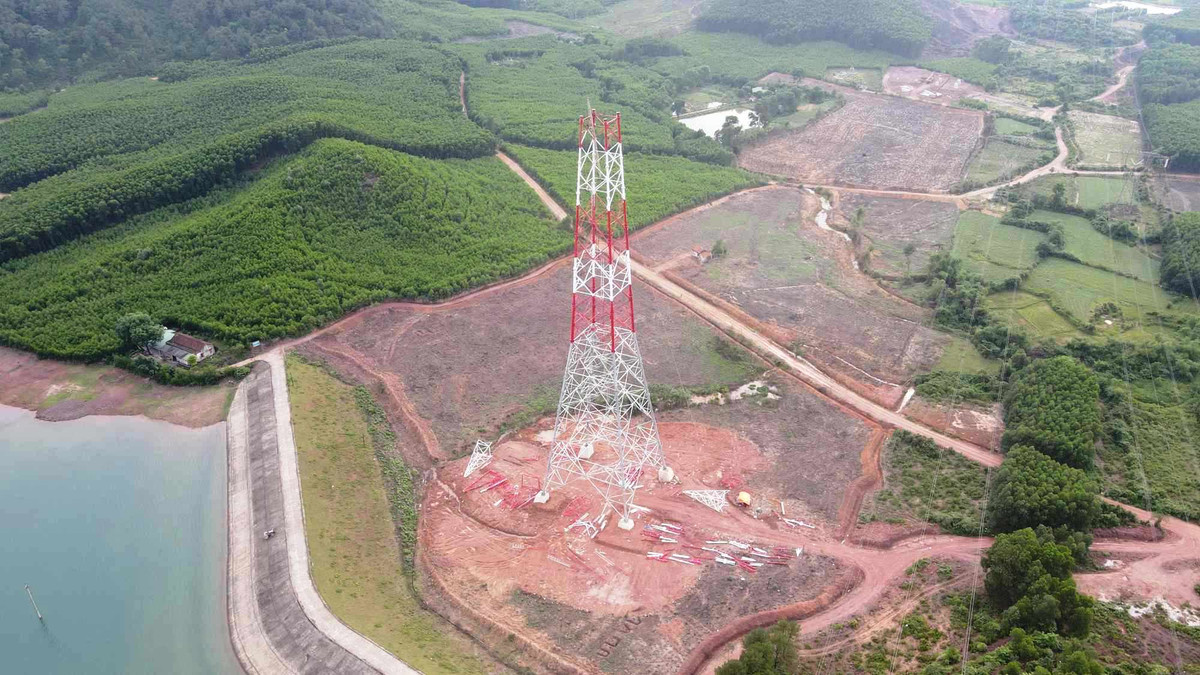 Nhiều cột điện “khổng lồ” đã đã được dựng lên, đang chờ ngày kéo dây đóng điện. 